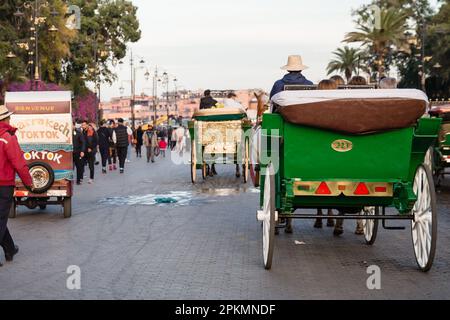 Pferdekutschen in den Straßen von Marrakesch, Marokko Stockfoto