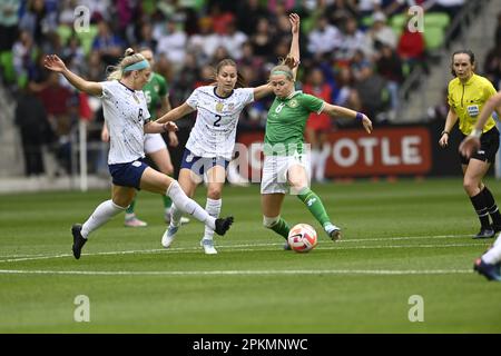 Austin, Texas, USA. 8. April 2023. Die Nr. 8 JULIE ERTZ und ASHLEY SANCHEZ Nr. 2 der USA kämpfen in der zweiten Halbzeit in den USA gegen RUESHA LITTLEJOHN Nr. 8 in Irland Frauen-Nationalmannschaft (USWNT) gegen die Republik Irland (IRL). Beide Teams bereiten sich auf die bevorstehende FIFA Frauen-Weltmeisterschaft 2023 vor. Kredit: Bob Daemmrich/Alamy Live News Stockfoto