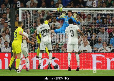 Madrid, Spanien. 01. März 2023. Real Madrids Thibaut Courtois in Aktion am Spieltag La Liga 28 zwischen Real Madrid und Villareal im Santiago Bernabeu Stadion in Madrid, Spanien, am 8. April 2023. Kredit: Edward F. Peters/Alamy Live News Stockfoto