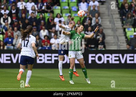 Austin, Texas, USA. 8. April 2023. Irlands Nr. 22 KYRA CARUSA kämpft mit BECKY SAERBRUNN Nr. 4 der USA während der ersten Halbzeit in den USA Frauen-Nationalmannschaft (USWNT) gegen die Republik Irland (IRL). Beide Teams bereiten sich auf die bevorstehende FIFA Frauen-Weltmeisterschaft 2023 vor. Nr. 17 ist ANDI SULLIVAN aus den USA. Kredit: Bob Daemmrich/Alamy Live News Stockfoto