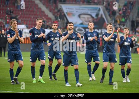 Letztes Jubiläumsfoto, Team, Team, Teamfoto Köln nach dem Ende des Spiels. Von links: Mathias OLESEN (1. FC Köln), Steffen TIGGES (1. FC Köln), Elllyes SKHIRI (1. FC Köln), Jonas HECTOR (1. FC Köln), Luca KILIAN (1. FC Köln), Eric MARTEL (1.FC Köln), Jan THIELMANN (1.FC Köln)? Fußball 1. Bundesliga Staffel 2022/2023, 27. Spieltag, matchday27, FC Augsburg - 1. FC Köln 1-3 am 8. April 2023, WWK ARENA Augsburg. ? Stockfoto