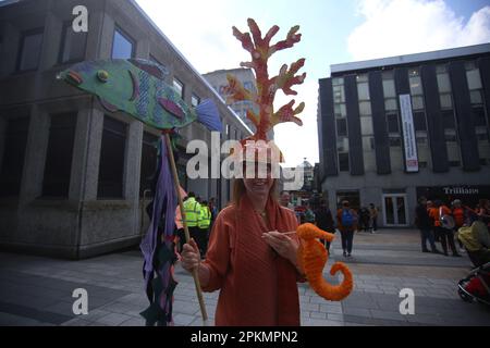Newcastle Upon Tyne, Großbritannien, 8. April 2023, Puppetry Festival Parade, Kredit: DEW/Alamy Live News Stockfoto