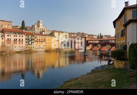 Blick auf Bassano del Grappa, Italien, seine historischen Gebäude und die berühmte Brücke über den Fluss Brenta Stockfoto