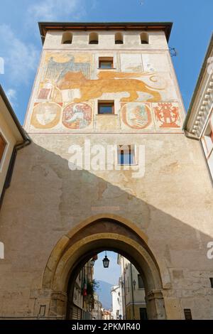 Historisches Stadttor von Dieda in Bassano del Grappa, Italien, mit seiner Fassade mit Fresken Stockfoto