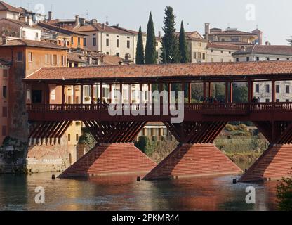 Die berühmte historische hölzerne Brücke von Bassano del Grappa, Italien, genannt Ponte Vecchio, oder Ponte degli Alpini Stockfoto