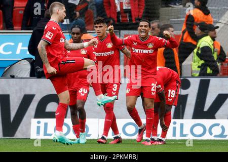 1 Leverkusen, Deutschland. Fussball Bundesliga, 27. Spieltag, Matchday 27 Bayer 04 Leverkusen : Eintracht Frankfurt 3-1 08. 04. 2023 in der Bay-Arena in Leverkusen Jeremie FRIMPONG (LEV), Piero Martin HINCAPIE (LEV), Moussa DIABY (LEV) und Amine ADLI (LEV) v.L.n.R.- sich über den Treffer zum 2-0 durch Diaby freuen. Foto: Norbert Schmidt, Düsseldorf Stockfoto