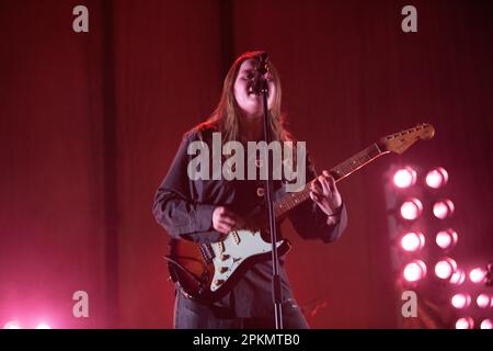 Die norwegische Künstlerin Girl in Red tritt live in Berlin im Tempodrom auf Stockfoto