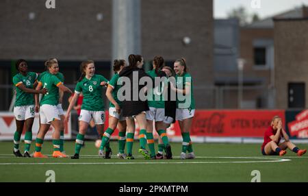 Jessheim, Norwegen. 08. April 2023. Jessheim, Norwegen, April 8. 2023: Spieler der Republik Irland feiern nach dem Gewinn des Qualifikationsspiels der UEFA Womens U19 zwischen Norwegen und der Republik Irland im Jessheim Stadium in Jessheim, Norwegen (Ane Frosaker/SPP). Kredit: SPP Sport Press Photo. Alamy Live News Stockfoto