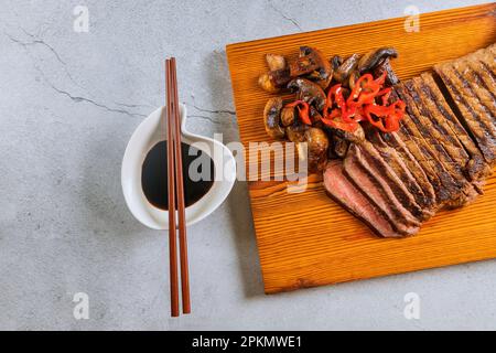 Es ist ein saftiges, zartes, mittleres Rindersteak, das dünn geschnitten wird. Stockfoto