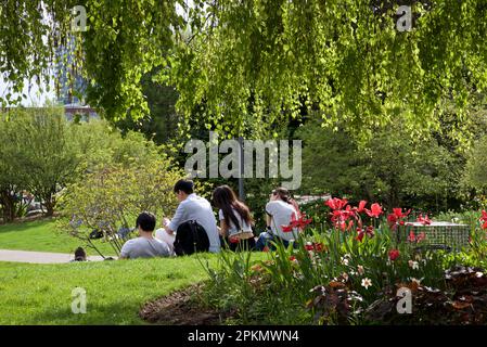 Toronto, Ontario / Kanada - 26. Mai 2019: Genießen Sie das Sonnenlicht im Frühling und einen gesunden Lebensstil. Stockfoto