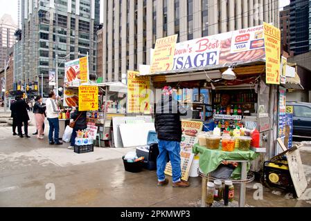 Toronto, Ontario/Kanada - 24. Februar 2020: Leute, die das Street Food vom Food Truck genießen Stockfoto