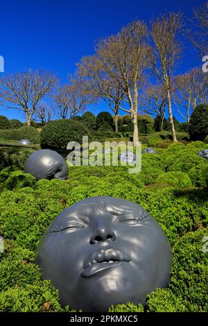 Trops of Rain (große Gesichter, die verschiedene menschliche Emotionen darstellen) des spanischen Künstlers Samuel Salcedo im Etretat Gardens (seine-Maritime), Frankreich Stockfoto