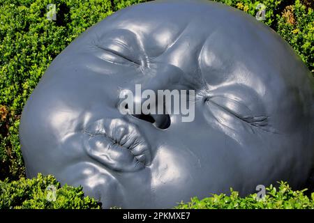 Trops of Rain (große Gesichter, die verschiedene menschliche Emotionen darstellen) des spanischen Künstlers Samuel Salcedo im Etretat Gardens (seine-Maritime), Frankreich Stockfoto