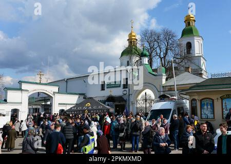 Gläubige der ukrainisch-orthodoxen Kirche, die der Aufrechterhaltung von Verbindungen zu Moskau beschuldigt wird, beten vor dem historischen Kloster Kiew-Pechersk Lavra, um den Eintritt der kommission des Kulturministeriums zu verhindern, die am 08. April in Kiew mit der Verlegung der Lavra an den Staat und der Räumung ihrer Mönche beginnen sollte, 2023. - Die ukrainische Regierung kündigte an, dass sie den Mietvertrag kündigen würde, der es den Mönchen erlaubt, am 29. März einen Teil des Kiew-Pechersk-Lavra kostenlos zu besetzen, aber sie sagte, dass der Räumungsprozess Wochen dauern könnte. Kredit: SOPA Images Limited/Alamy Live News Stockfoto