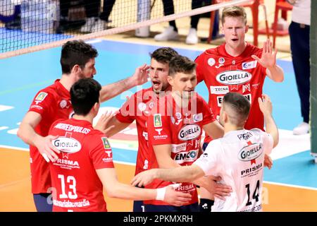 Taranto, Italien. 08. April 2023. Prisma Taranto-Exultation. Play Off 5. Place - Gioiella Prisma Taranto vs Top Volley Cisterna, Volleyball Italian Serie A Men SuperLeague Championship in Taranto, Italien, April 08 2023 Gutschrift: Independent Photo Agency/Alamy Live News Stockfoto