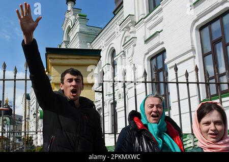 Gläubige der ukrainisch-orthodoxen Kirche, die der Aufrechterhaltung von Verbindungen zu Moskau beschuldigt wird, rufen Slogans vor dem historischen Kloster Kiew-Pechersk Lavra, um den Eintritt der kommission des Kulturministeriums zu verhindern, die mit der Verlegung der Lavra an den Staat und der Räumung ihrer Mönche beginnen sollte. Gläubige der ukrainisch-orthodoxen Kirche des Moskauer Patriarchats blockieren weiterhin den Eingang zu den Gebäuden der Kiew-Pechersk-Lavra für Vertreter der kommission des Kulturministeriums. Anfang März 2023 beendete die Ukraine den Mietvertrag mit der Orthod Stockfoto