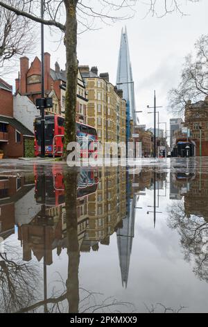 London, Großbritannien - 18. März 2023; feuchter Tag im Londoner Stadtteil für Southwark mit Reflexionen in der Pfütze Stockfoto