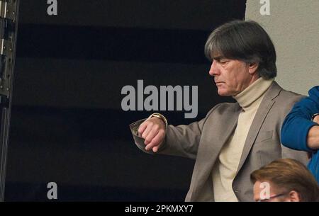 Joachim Jogi Löw, ehemaliger DFB-Cheftrainer, im Spiel SC FREIBURG - FC BAYERN MÜNCHEN 0-1 1. Deutsche Fußballliga am 8. April 2023 in Freiburg. Saison 2022/2023, Spieltag 27, 1. Bundesliga, FCB, BVB, München, 27. Spieltag. © Peter Schatz / Alamy Live News - DFL-VORSCHRIFTEN VERBIETEN DIE VERWENDUNG VON FOTOS als BILDSEQUENZEN und/oder QUASI-VIDEO - Stockfoto