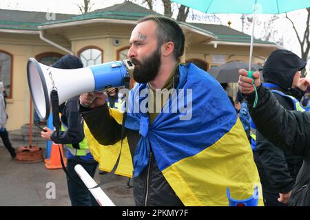 Die Megafon-Aktivität fordert die Gläubigen der ukrainisch-orthodoxen Kirche des Moskauer Patriarchats auf, die Kiew-Pechersk-Lavra am 08. April 2023 in Kiew zu verlassen. - Die ukrainische Regierung kündigte an, den Mietvertrag zu kündigen, der es den Mönchen erlaubt, einen Teil des (Foto von /Sipa USA) Credit: SIPA USA/Alamy Live News zu besetzen Stockfoto