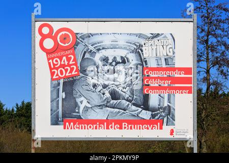 80.-Jubiläums-Poster zum Gedenken an die Operation Bissen (Bruneval RAID) am Bruneval Memorial in der Normandie, Frankreich Stockfoto