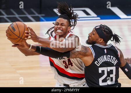 Los Angeles, Kalifornien, USA. 8. April 2023. Portland Trail Blazers Forward JABARI WALKER (34) und Los Angeles Clippers Forward ROBERT COVINGTON (23) wetteifern während eines NBA-Basketballspiels in der Crypto.com Arena in Los Angeles am Samstag um den Ball. Clippers gewann 136:125. (Kreditbild: © Ringo Chiu/ZUMA Press Wire) NUR REDAKTIONELLE VERWENDUNG! Nicht für den kommerziellen GEBRAUCH! Kredit: ZUMA Press, Inc./Alamy Live News Stockfoto