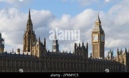 Elizabeth Tower, in dem sich Big Ben über dem Palace of Westminster in London befindet Stockfoto