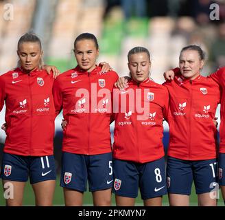 Jessheim, Norwegen. 08. April 2023. Jessheim, Norwegen, April 8. 2023: Norwegische Spieler während der Nationalhymne vor dem Qualifikationsspiel der UEFA Womens U19 zwischen Norwegen und der Republik Irland im Jessheim Stadium in Jessheim, Norwegen (Ane Frosaker/SPP) Kredit: SPP Sport Press Photo. Alamy Live News Stockfoto