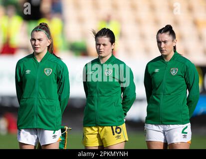 Jessheim, Norwegen. 08. April 2023. Jessheim, Norwegen, April 8. 2023: Spieler der Republik Irland während der Nationalhymne vor dem Qualifikationsspiel der UEFA Womens U19 Championship zwischen Norwegen und der Republik Irland im Jessheim Stadium in Jessheim, Norwegen (Ane Frosaker/SPP) Kredit: SPP Sport Press Photo. Alamy Live News Stockfoto