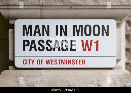 London, Großbritannien - 17. März 2023; Straßenschild in der London City of Westminster für die man in Moon Passage Stockfoto