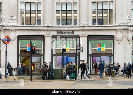 London, Großbritannien - 17. März 2023; Microsoft Store Facade im Oxford Circus London am feuchten Tag Stockfoto