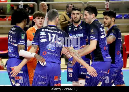 Taranto, Italien. 08. April 2023. PalaMazzola, Taranto, Italien, 08. April 2023, Top Volley Cisterna Exultation. Während des Spiels am 5. Platz – Gioiella Prisma Taranto vs Top Volley Cisterna – Volleyball Italian Serie A Men SuperLeague Championship Credit: Live Media Publishing Group/Alamy Live News Stockfoto