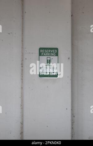 Parkplatzreservierung für Elektrofahrzeuge, grünes Schild am Lake Nona Parking Facility, Orlando, Florida. Grüne Stadt, Ladestation für Elektroautos Stockfoto