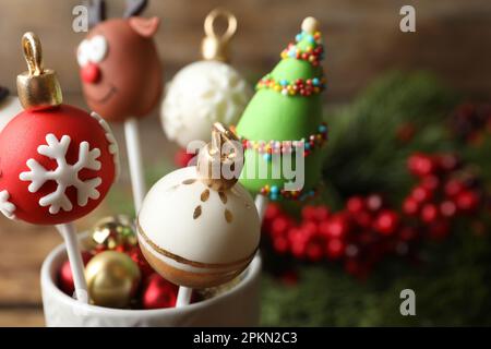 Leckere Weihnachtskuchen auf verschwommenem Hintergrund, Nahaufnahme Stockfoto