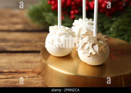 Der leckere Weihnachtskugeln-Kuchen kommt auf den Holztisch, Nahaufnahme Stockfoto
