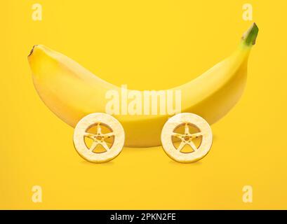 Konzeptfahrzeug aus gelber Banane mit Rädern aus Bananenscheiben Stockfoto