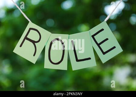 Notizen mit Wortrollen auf unscharfem Hintergrund Stockfoto