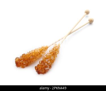 Holzstäbchen mit Zuckerkristallen auf weiß isoliert. Leckere Rock-Bonbons Stockfoto