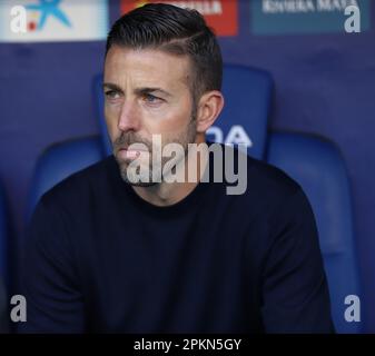 Sabadell, Barcelona, Spanien. 8. April 2023. Barcelona Spanien 08.04.2023 Luis Garcia Coach (Espanyol) schaut auf die La Liga Santander zwischen Espanyol und Athletic Club im RCDE Stadium am 08. April 2023 in Barcelona. (Kreditbild: © Xavi Urgeles/ZUMA Press Wire) NUR REDAKTIONELLE VERWENDUNG! Nicht für den kommerziellen GEBRAUCH! Kredit: ZUMA Press, Inc./Alamy Live News Stockfoto