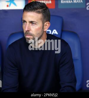 Sabadell, Barcelona, Spanien. 8. April 2023. Barcelona Spanien 08.04.2023 Luis Garcia Coach (Espanyol) schaut auf die La Liga Santander zwischen Espanyol und Athletic Club im RCDE Stadium am 08. April 2023 in Barcelona. (Kreditbild: © Xavi Urgeles/ZUMA Press Wire) NUR REDAKTIONELLE VERWENDUNG! Nicht für den kommerziellen GEBRAUCH! Kredit: ZUMA Press, Inc./Alamy Live News Stockfoto