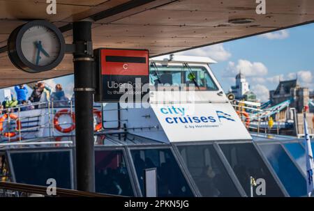 London, England - 07. April 2023 : die Wegweiser von Uber Boat auf der Themse Stockfoto