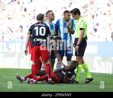 Sabadell, Barcelona, Spanien. 8. April 2023. Barcelona Spanien 08.04.2023 Schiedsrichter Munuera Montero warnte Espanyol-Spieler vor einem gewalttätigen Angriff auf Nico Williams (Athletic Club) während der La Liga Santander zwischen Espanyol und Athletic Club im RCDE-Stadion am 08. April 2023 in Barcelona. (Kreditbild: © Xavi Urgeles/ZUMA Press Wire) NUR REDAKTIONELLE VERWENDUNG! Nicht für den kommerziellen GEBRAUCH! Kredit: ZUMA Press, Inc./Alamy Live News Stockfoto