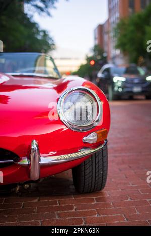 Ein antiker roter Jaguar aus der Mitte des 20. Jahrhunderts steht in einer Stadtstraße in Fort Worth, Texas. Dieses klassische Fahrzeug hebt sich durch seine schlanken Linien hervor Stockfoto