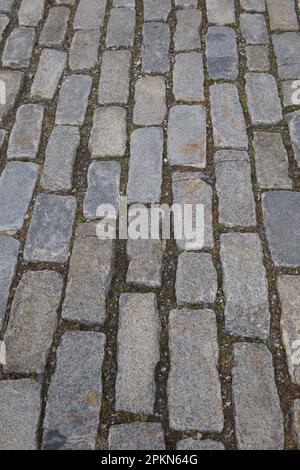 Blick auf den kopfsteingepflasterten Bürgersteig im alten Teil von Newport, Rhode Island, USA. Vintage, Grunge-Konzept. Stockfoto