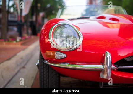 Ein antiker roter Jaguar aus der Mitte des 20. Jahrhunderts steht in einer Stadtstraße in Fort Worth, Texas. Dieses klassische Fahrzeug hebt sich durch seine schlanken Linien hervor Stockfoto