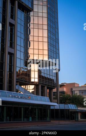 Der Bank of America Tower ist ein moderner Wolkenkratzer im Herzen der Innenstadt von Fort Worth. Das schlanke, reflektierende Äußere und die einzigartige Architektur Stockfoto