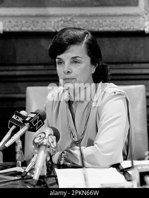 Die Bürgermeisterin von San Francisco, Dianne Feinstein, hält in ihrem Büro im Rathaus eine Pressekonferenz über Kapitalverbesserungen. Kalifornien, 1984, Stockfoto