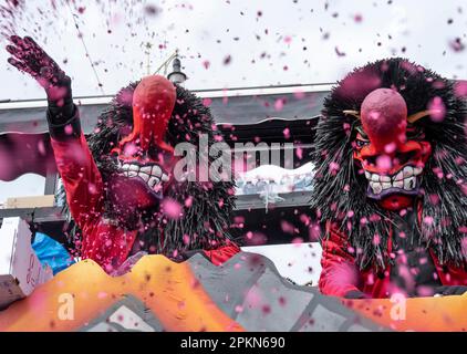 Waggis-Kostüm in einem Paradewagen, der Konfetti auf dem Basler Fasnacht-Karneval in der Schweiz wirft Stockfoto