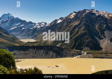 Dies ist auf dem Sealy Tarns Track, auf dem der Hooker River in den Müllersee fließt. Sie können eine der beiden Hängebrücken im Hooker Valley tr. Sehen Stockfoto