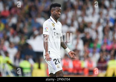 Madrid, Spanien. 8. April 2023. Die Vinicius Jr. von Real Madrid reagiert am 8. April 2023 auf das spanische Fußballspiel La Liga zwischen Real Madrid und Villareal CF in Madrid, Spanien. Kredit: Gustavo Valiente/Xinhua/Alamy Live News Stockfoto