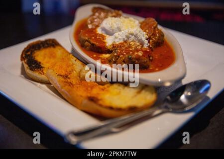 Italienische Fleischbällchen mit Riccota und Knoblauchbrot Stockfoto